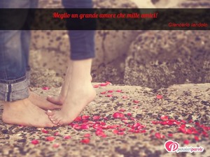 Immagine con frase di Giancarlo Iandolo - Meglio un grande amore che mille amici!