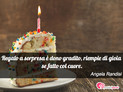 Immagine con frase felicit di Angela Randisi - Regalo a sorpresa  dono gradito, riempie di...