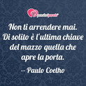 Immagine con frase saggezza di Paulo Coelho - Non ti arrendere mai. Di solito  l'ultima...