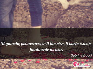 Immagine con frase di Sabrina Ducci - Ti guardo, poi accarezzo il tuo viso, ti bacio...