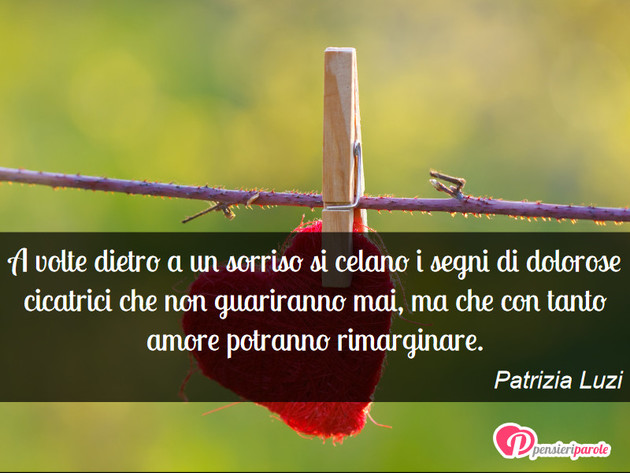 Immagine con frase tristezza di Patrizia Luzi - A volte dietro a un sorriso si celano i segni...