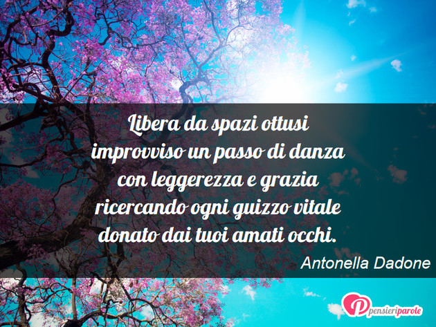 Immagine con poesia amore di Antonella Dadone - Libera da spazi ottusi improvviso un passo di...