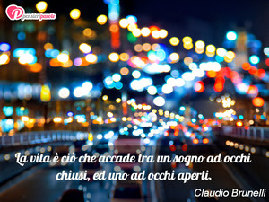 Vita,Sogno - Immagine con frase di Claudio Brunelli - La vita è ciò che accade tra un sogno ad occhi...