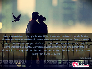 Immagine con frase di Lucia Quarta - Avere un'amicizia ti riempie la vita. In tanti...