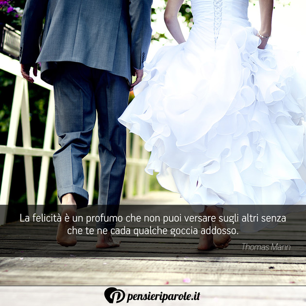 Immagine con frase felicità di Thomas Mann - La felicità è un profumo che non puoi versare...