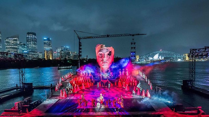 Turandot on sydney harbour - fotogramma