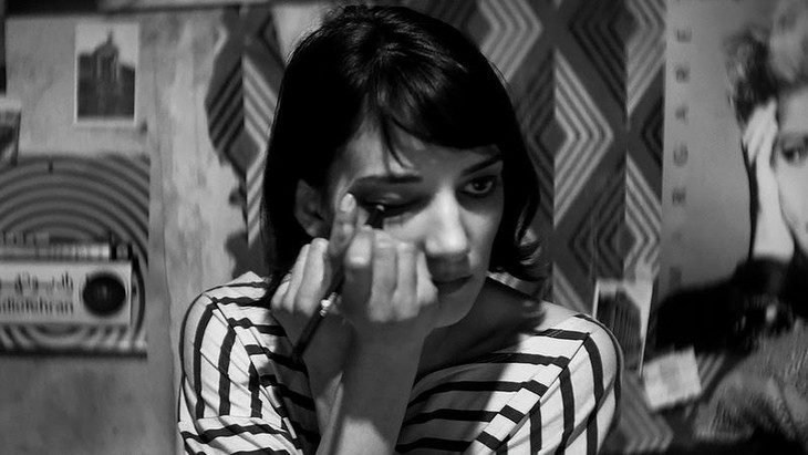 A girl walks home alone at night - fotogramma