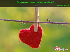 Immagine con frase di Giancarlo Iandolo - Poi capita che l'amore resti, ma solo dentro!