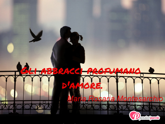Immagine con frase amore di Maria Rosaria Montesarchio - Gli abbracci profumano d'amore.