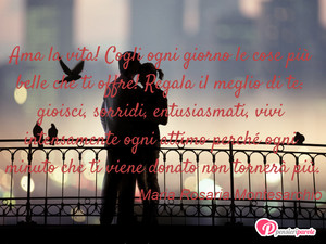 Immagine con frase di Maria Rosaria Montesarchio - Ama la vita! Cogli ogni giorno le cose pi...