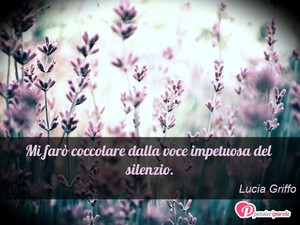 Immagine con frase di Lucia Griffo - Mi far coccolare dalla voce impetuosa del...