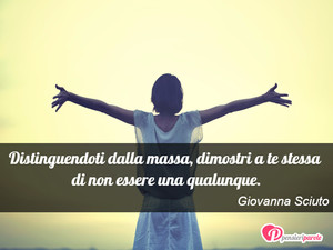Immagine con frase di Giovanna Sciuto - Distinguendoti dalla massa, dimostri a te...