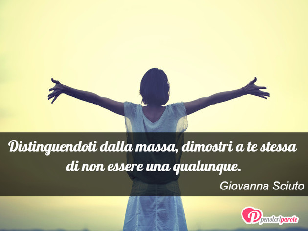 Immagine con frase comportamento di Giovanna Sciuto - Distinguendoti dalla massa, dimostri a te...