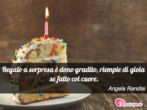 Immagine con frase di Angela Randisi - Regalo a sorpresa  dono gradito, riempie di...