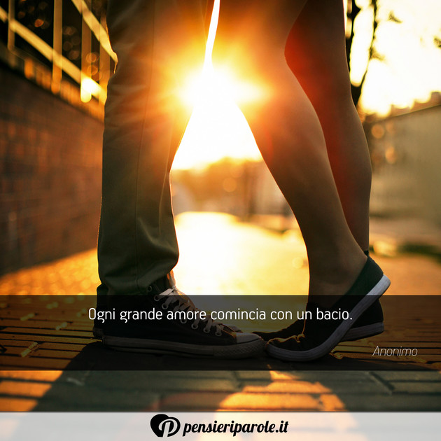Immagine con frase bacio - Ogni grande amore comincia con un bacio.