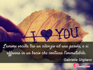 L'amore tra un silenzio e una parola - Immagine con frase di Gabriella Stigliano - L'amore oscilla tra un silenzio ed una parola...