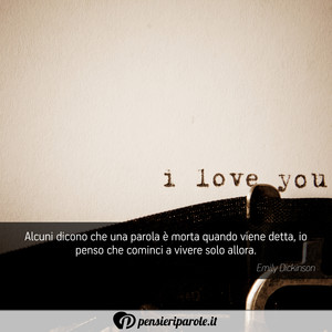 Immagine con frase di Emily Dickinson - Alcuni dicono che una parola  morta quando...