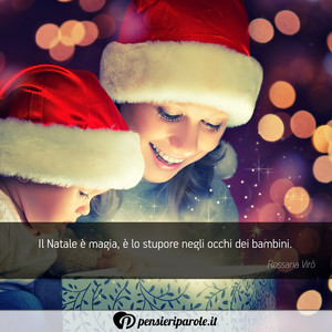 Immagine con frase di Rossana Vir - Il Natale  magia,  lo stupore negli occhi...