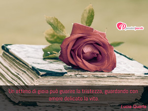 Immagine con frase di Lucia Quarta - Un attimo di gioia pu guarire la tristezza...