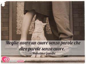 Immagine con frase di Mahatma Gandhi (Mohandas Karmchand Gandhi) - Meglio avere un cuore senza parole che dire...