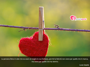 Immagine con frase di Lucia Quarta - La persona felice  colei che sa usare al...