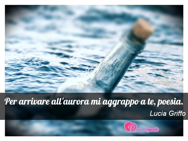 Immagine con frase poesia di Lucia Griffo - Per arrivare all'aurora mi aggrappo a te, poesia.