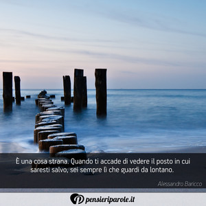 Immagine con frase di Alessandro Baricco -  una cosa strana. Quando ti accade di vedere...