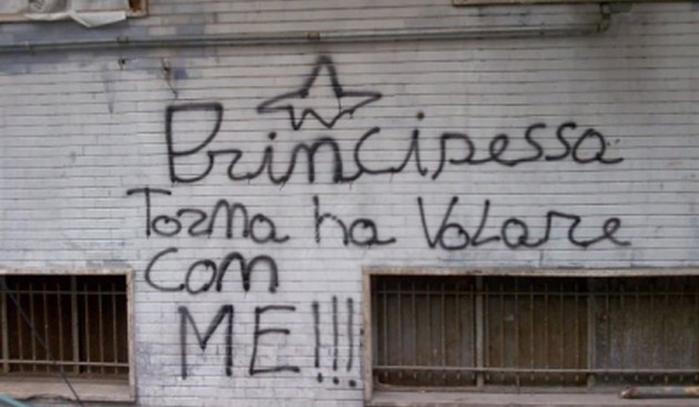 Immagine con frase Scritte muri - Principessa torna ha volare con me.