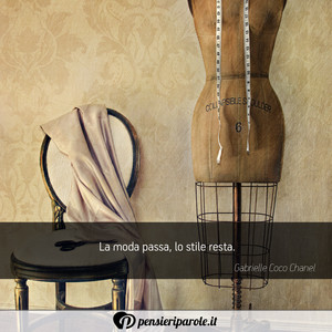 Immagine con frase di Gabrielle Coco Chanel - La moda passa, lo stile resta.