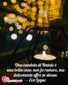Immagine con augurio auguri di natale di Eva Logue - Una candela di Natale è una bella cosa; non fa...