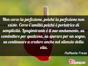 Immagine con frase di Raffaella Frese - Non cerco la perfezione, poich la perfezione...