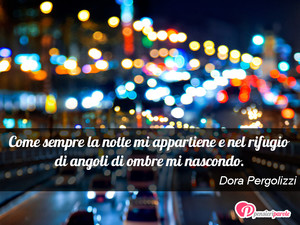 Immagine con frase di Dora Pergolizzi - Come sempre la notte mi appartiene e nel...
