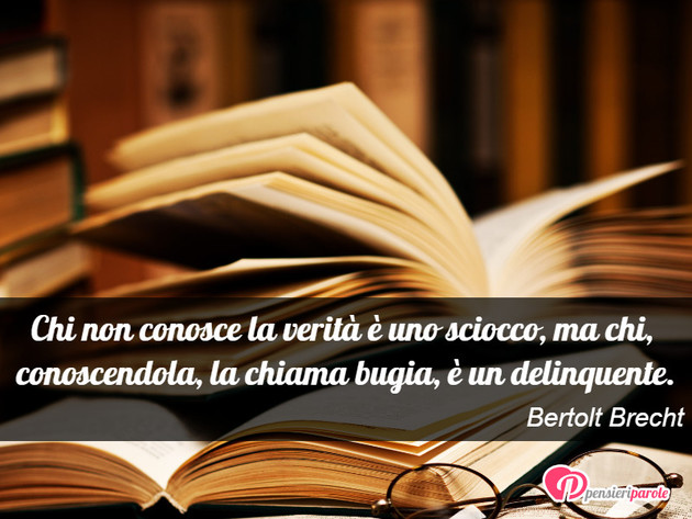 Immagine con frase verit e menzogna di Bertolt Brecht - Chi non conosce la verit  uno sciocco, ma chi...
