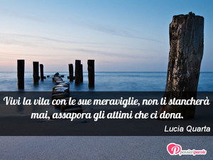 Immagine con frase di Lucia Quarta - Vivi la vita con le sue meraviglie, non ti...