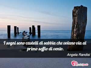Immagine con frase di Angela Randisi - I sogni sono castelli di sabbia che volano via...