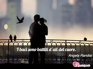 Immagine con frase di Angela Randisi - I baci sono battiti d'ali del cuore.