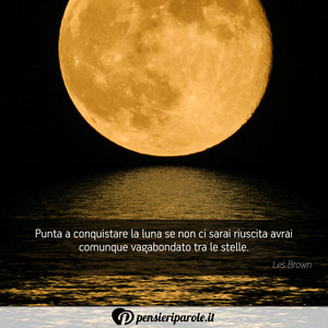 Immagine con frase di Les Brown - Punta a conquistare la luna se non ci sarai...
