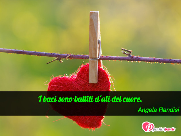 Immagine con frase bacio di Angela Randisi - I baci sono battiti d'ali del cuore.