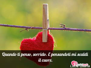 Immagine con frase di Lucia Quarta - Quando ti penso, sorrido. E pensandoti mi...