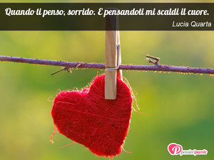 Immagine con frase di Lucia Quarta - Quando ti penso, sorrido. E pensandoti mi...