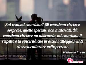 Immagine con frase di Raffaella Frese - Sai cosa mi emoziona? Mi emoziona ricevere...