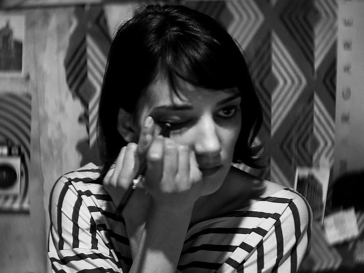 A girl walks home alone at night - fotogramma